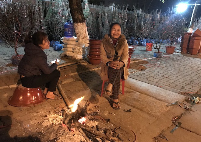 Trắng đêm ngồi co ro đốt củi sưởi ấm để canh đào, quất, hoa Tết